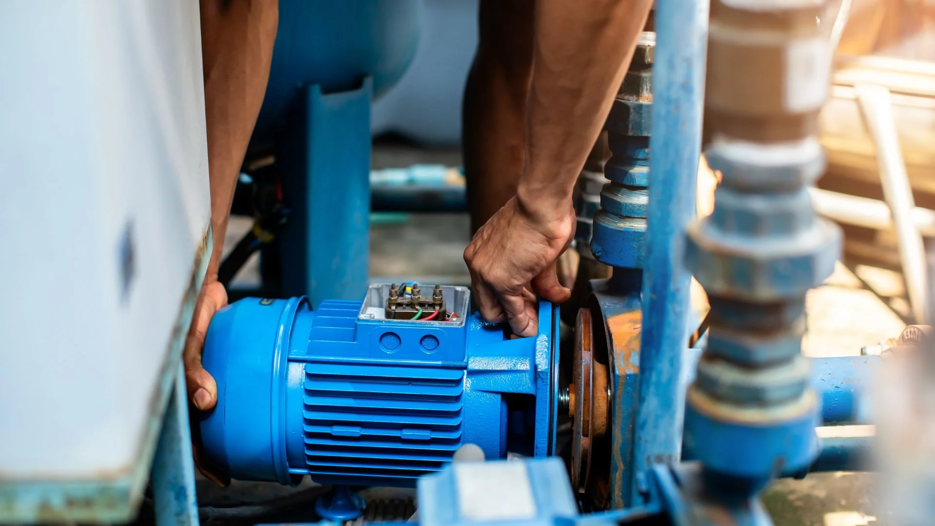 Plomero trabajando llamanos o contactanos ahora mismo